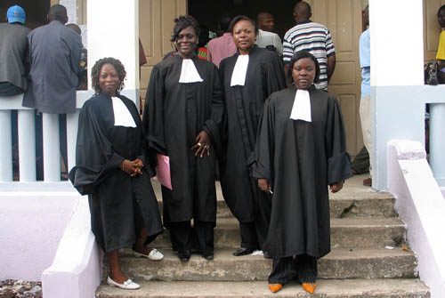 WCIC's advokater ved retsbygningen